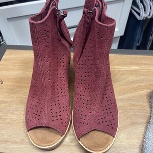 Tom’s size 7 boots